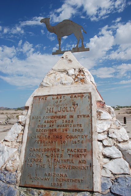 Quartzsite-eHadjiAliMonument20080707